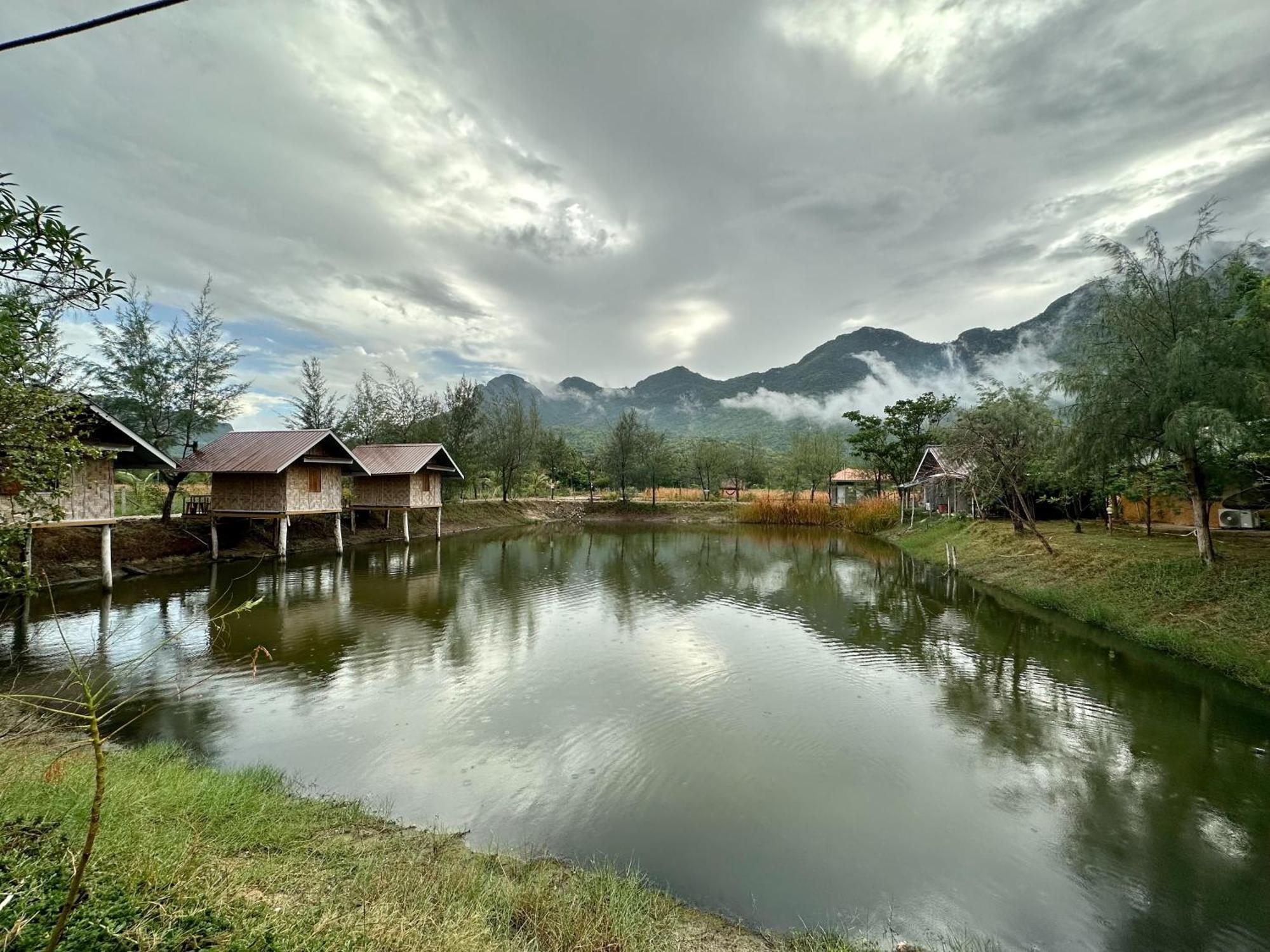 Hotel Numpu Baandin Sam Roi Yot Exterior foto
